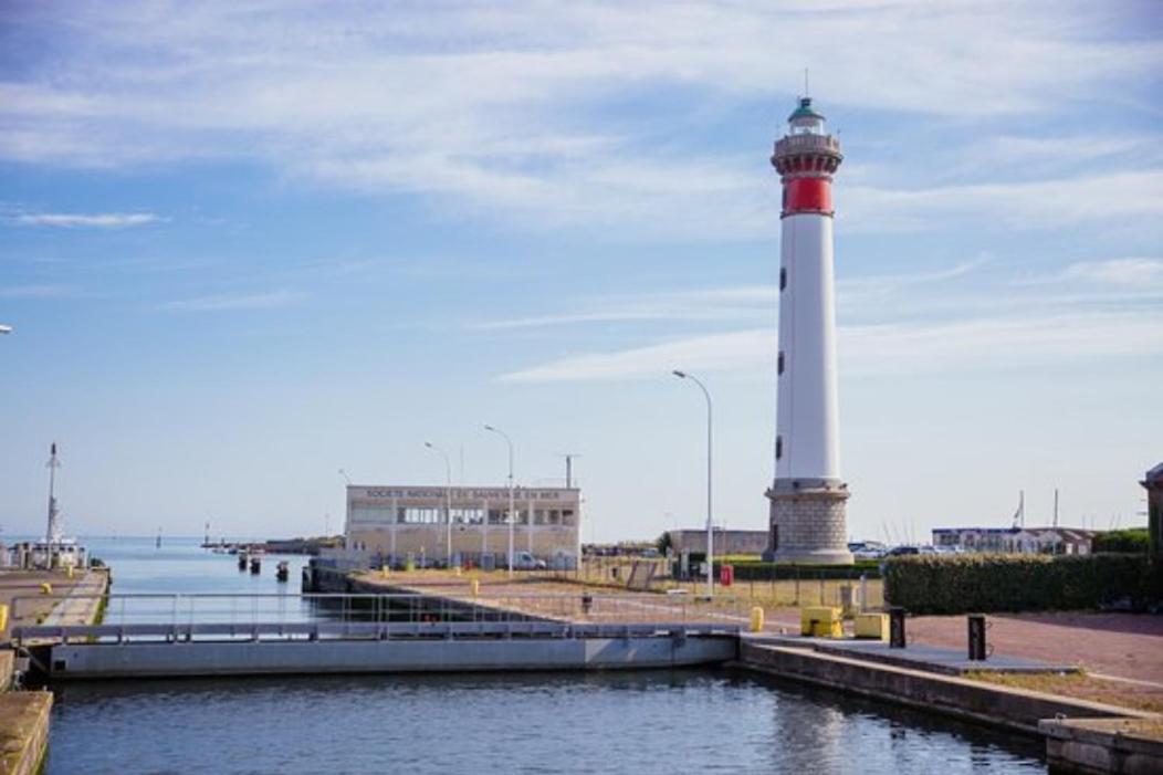 Joli Studio Au Calme Dans Un Jardin Privatif Ouistreham Exterior foto